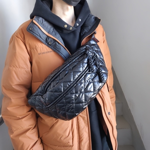 潮流羽绒包女生百搭斜挎包大容量菱格棉服包饺子包2023冬季男胸包