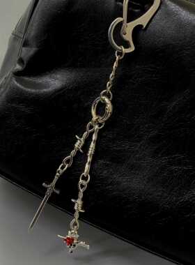 剑与蔷薇感金属包包挂饰小众创意钥匙扣穿搭装饰配饰男女