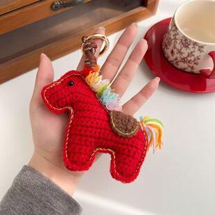 手工钩织红色小马包挂件钥匙扣马上有钱新年礼物马造型彩色毛线可