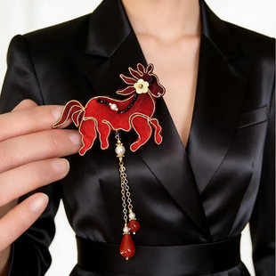 中国风红色马造型胸花女珍珠流苏装饰别针复古气质配饰新中式胸饰