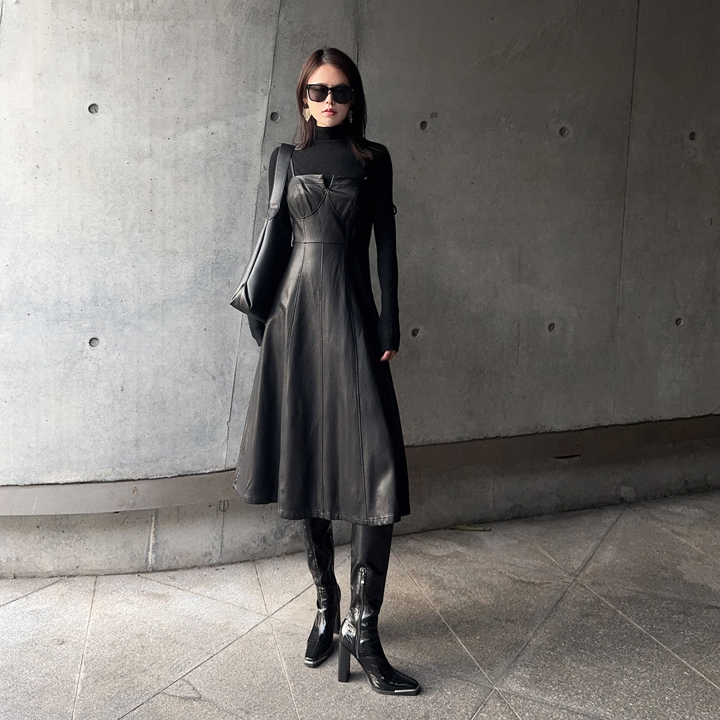 黑色吊带PU皮连衣裙女中长款皮裙