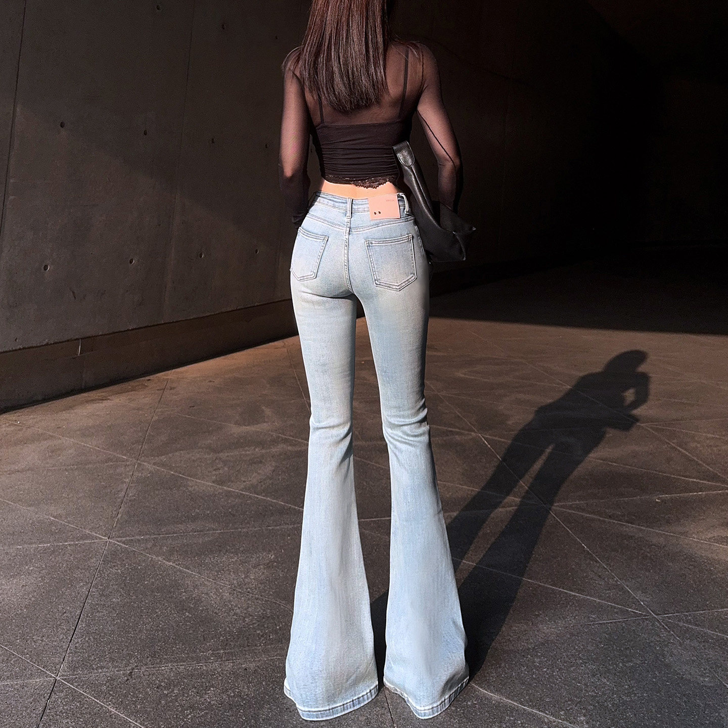 杨杨 浅蓝色丰胯微喇叭牛仔裤女2026春季辣妹紧身显腿长弹力长裤