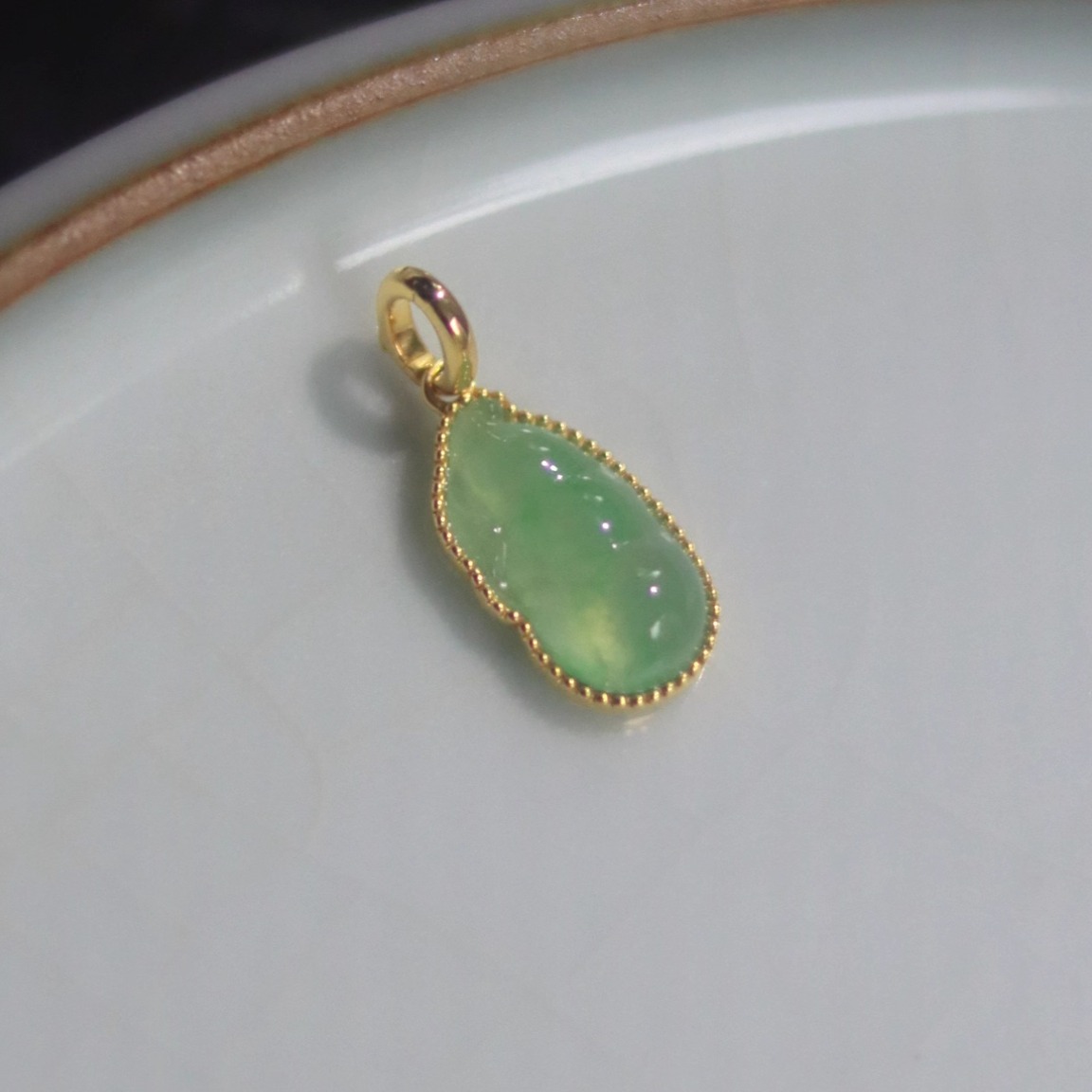 和颜悦色缅料翡翠金吊坠权威证书