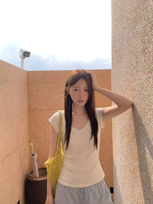 简约V领正肩短袖T恤女夏2026新收腰显瘦褶皱设计感短款白t恤T8196