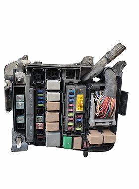 适用现代朗动室外机舱保险丝盒接线盒上盖继电器总成91951-3X130