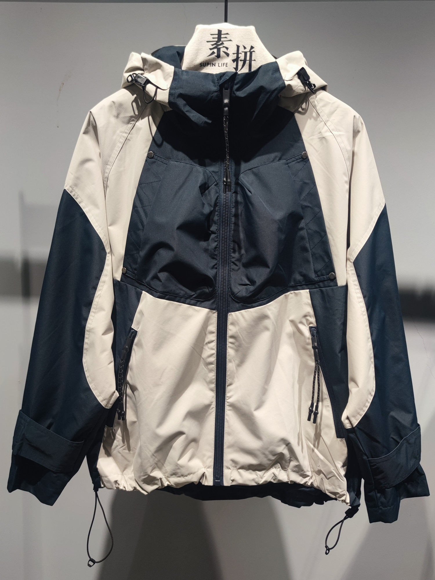 素拼男装2024春季新款冲锋衣潮牌黑标科技明星同款连帽拼色外衣