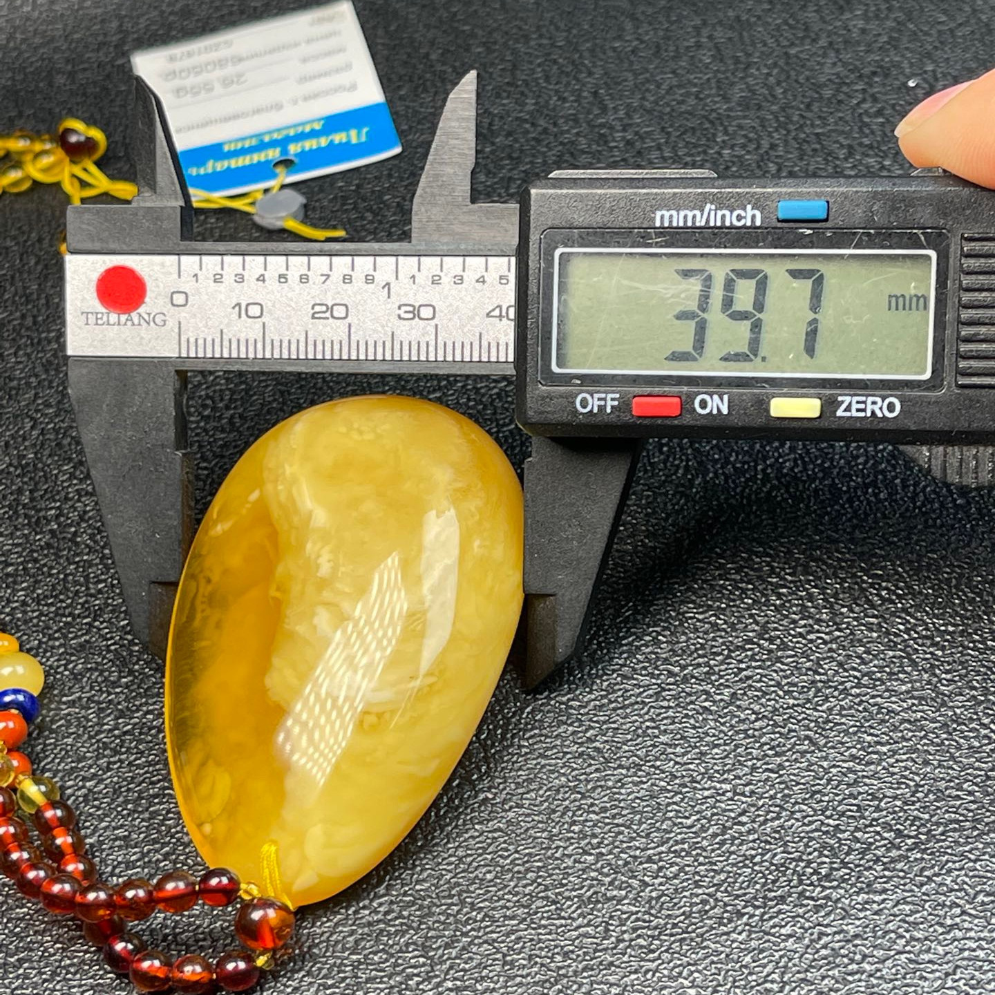 俄罗斯鸡油黄飘花蜜蜡26.55克配4-5mm琥珀毛衣链共重36.6克