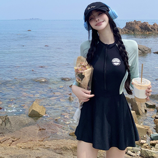 新款连体裙式泳衣女ins运动风长袖遮肚显瘦保守学生少女游泳度假