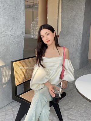 2023年春夏一字肩温柔气质