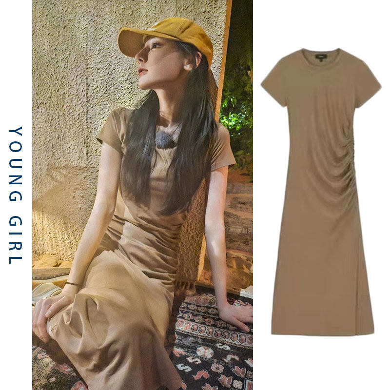 花儿与少年迪丽热巴同款咖啡色连衣裙女短袖休闲皱褶开叉欧美裙子