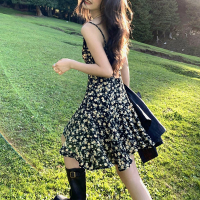 pusuemde 法式V领碎花吊带连衣裙女夏季收腰显瘦肌理感a字短裙子