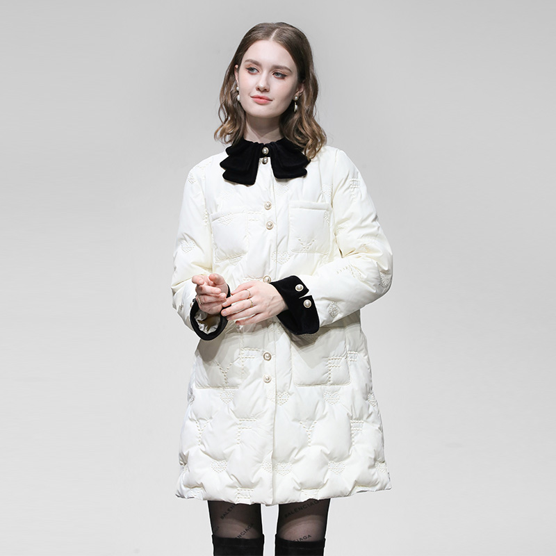 2025年冬季新款娃娃领撞色长袖宽松版绣花直充羽绒服