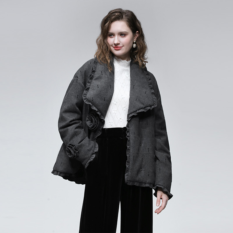 2025冬季新款轻奢翻领长袖立体花点缀短款毛呢鹅绒羽绒服外套女