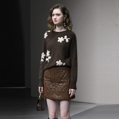 2025冬新撞色绣花圆领马海毛针织毛衣+高腰格子绗棉PU皮半裙套装