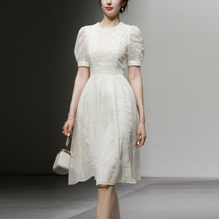 白色泡泡袖 夏季 气质法式 2024新款 收腰显瘦绣花蕾丝连衣裙 女装