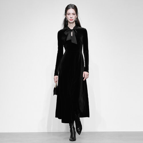 2025年秋季新款赫本风系带蝴蝶结修身显瘦大摆丝绒连衣裙