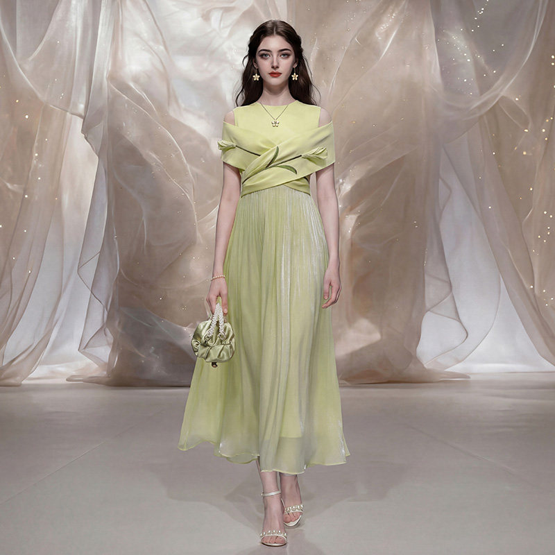 2026夏季新款女装气质优雅刺绣花朵琉璃纱大摆披肩式连衣裙名媛