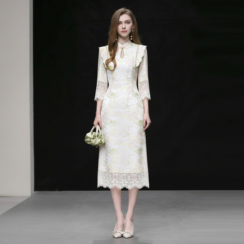 2026年春季新款新中式国风立领盘扣小飞肩设计蕾丝花边连衣裙