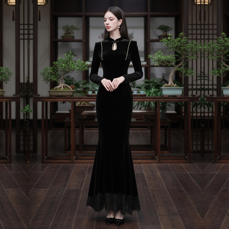 2025冬季新款新中式立领漏洞设计花边飞肩收腰鱼尾长款丝绒连衣裙
