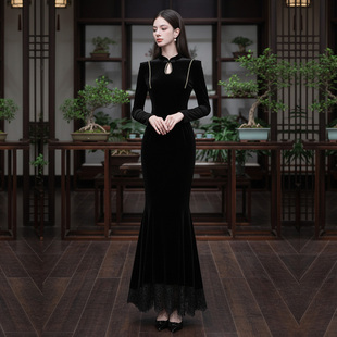 2025冬季新款新中式立领漏洞设计花边飞肩收腰鱼尾长款丝绒连衣裙