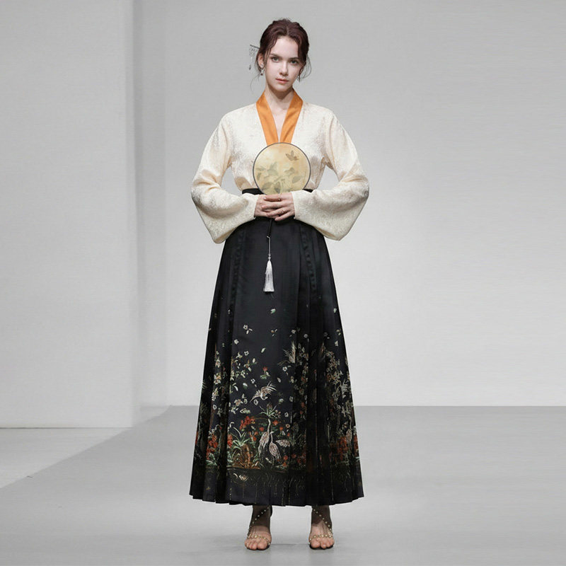 2026年春季新款新中式国风撞色绣花上衣+高腰长款A字马面裙套装