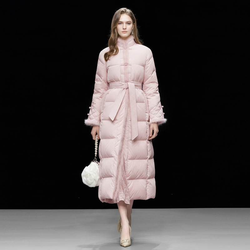 2025冬季气质立领盘扣貂毛新中式国风竹叶压花长款浅粉色羽绒服女