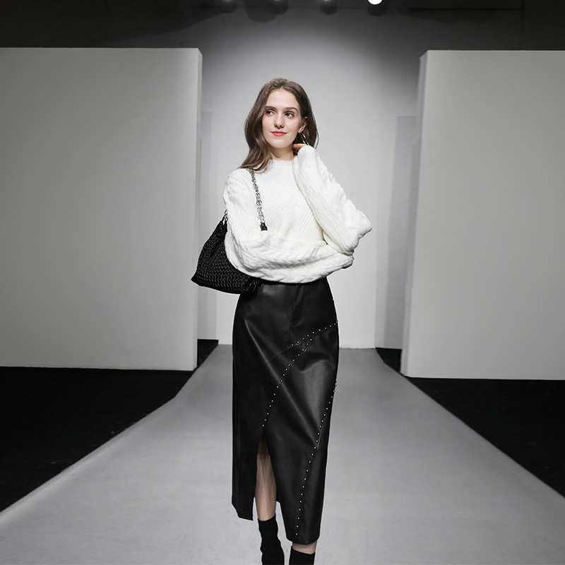 2025秋冬季新款宽松加厚针织毛衣纯色设计感铆钉开叉皮裙套装