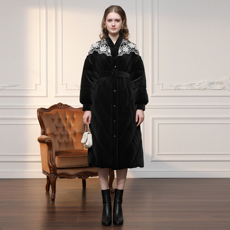2025年冬季新款气质V领蕾丝拼接收腰灯笼袖长款丝绒羽绒服外套