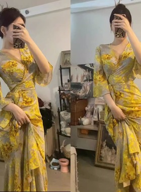 捡漏专柜撤回夏季法式一片式裹身度假长裙金黄色战袍海边沙滩裙女