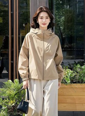 清仓春夏女短款连帽冲锋衣减龄
