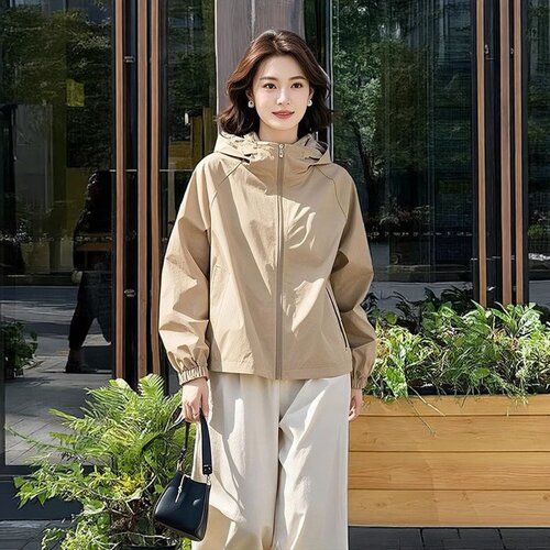 清仓春夏女短款连帽冲锋衣减龄
