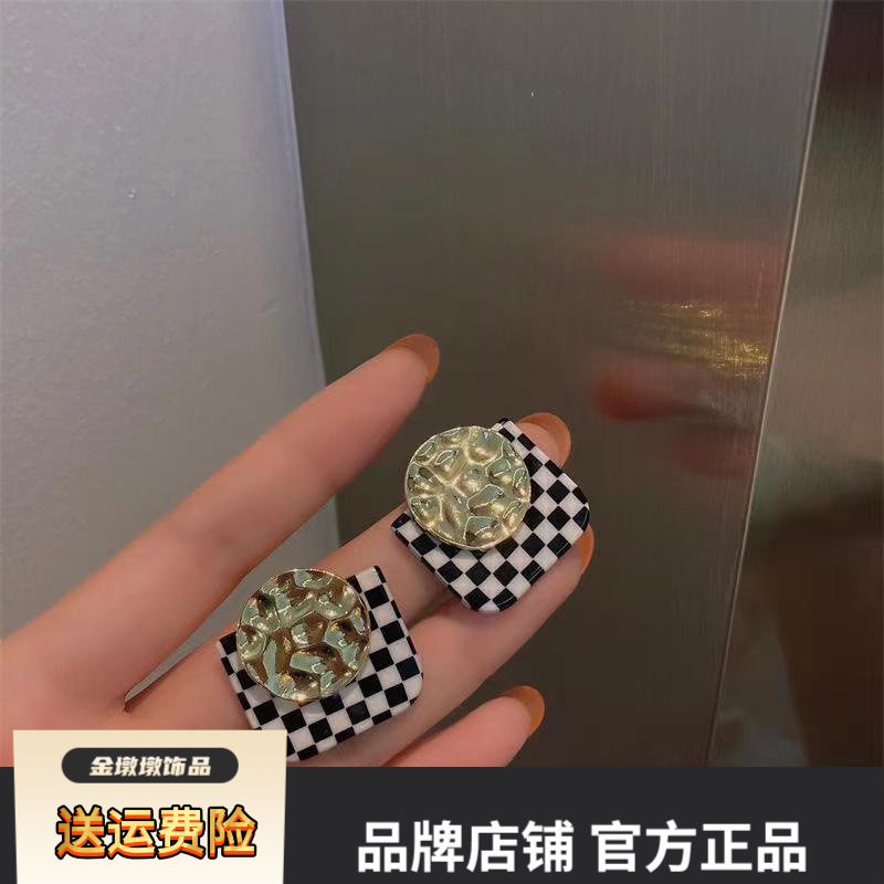 S925银针复古港风棋牌格子撞色耳