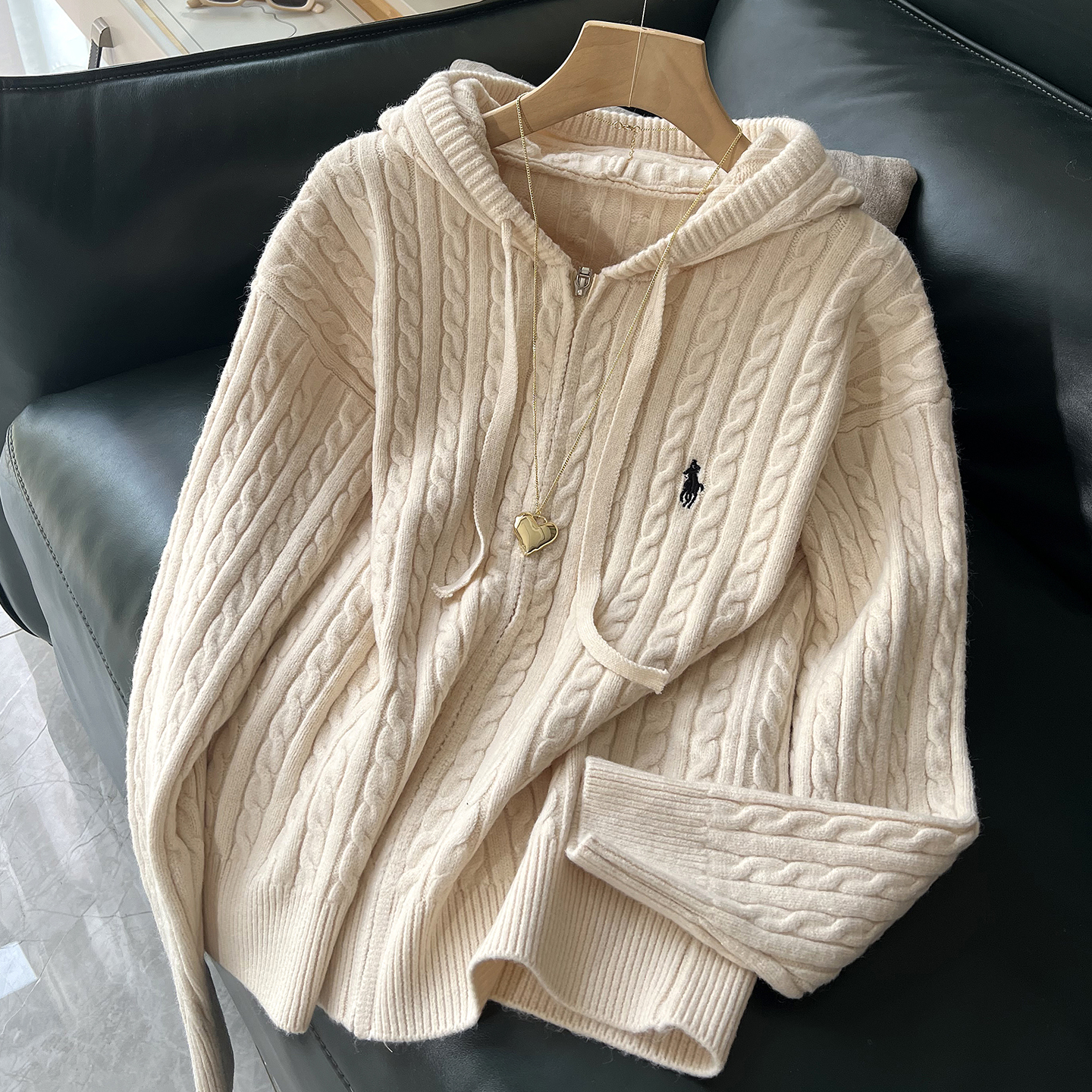 简约风刺绣连帽拉链开衫