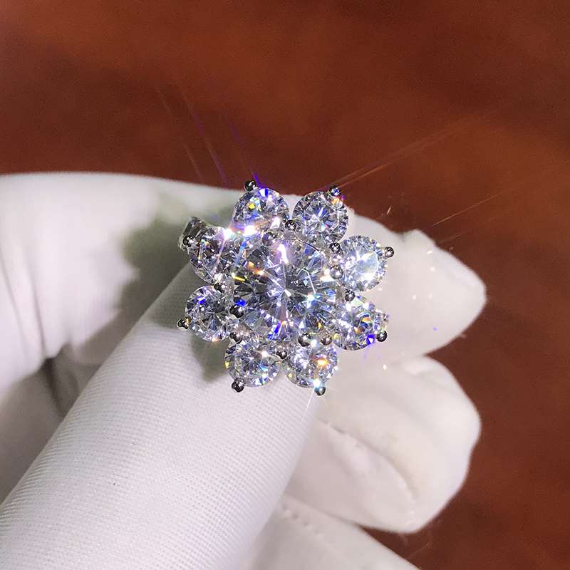 莫桑石纯银镀18K白金戒指豪华群镶嵌50分太阳花仿真求婚钻戒女款
