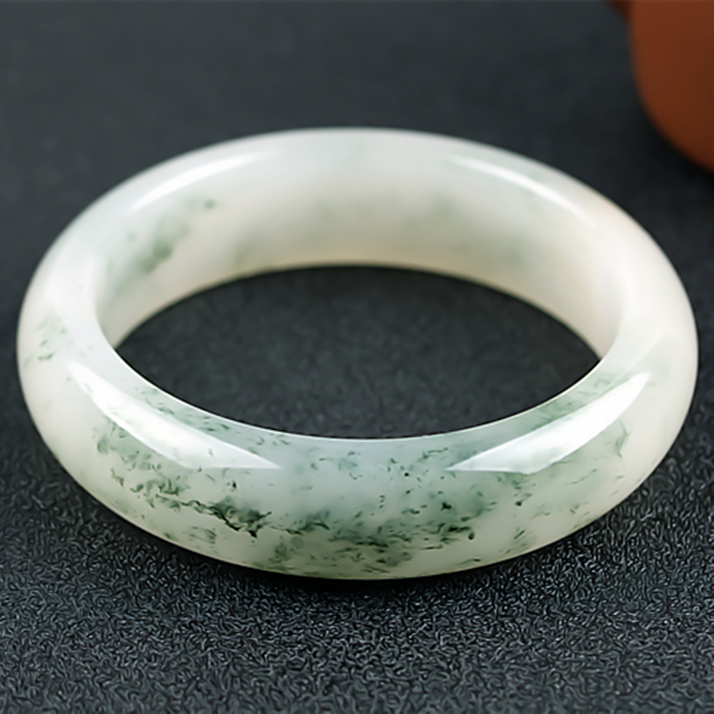 桂林鸡血玉手镯冰种飘花绿色贵妃料58圈口正品天然广西玉石镯子女