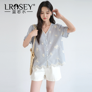 新款 蓝若水大码 2026夏装 胖MM温柔风条纹衬衫 蕾丝V领刺绣上衣 女装