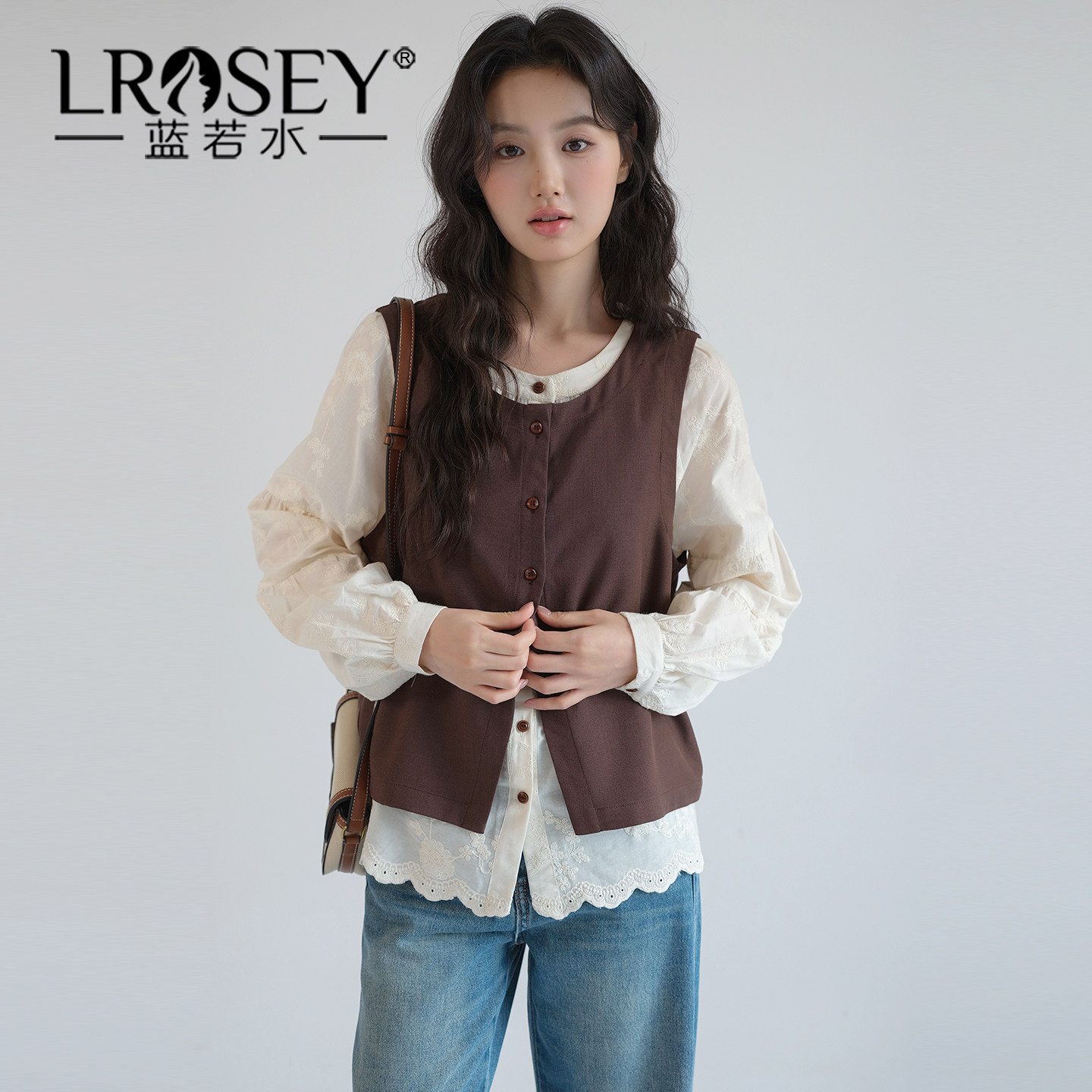 【国风刺绣衬衫两件套】蓝若水大码2026春装新款复古马甲坎肩套装,女装/女士精品,大码套装,淘宝优惠券,粉丝福利购,淘宝优惠卷