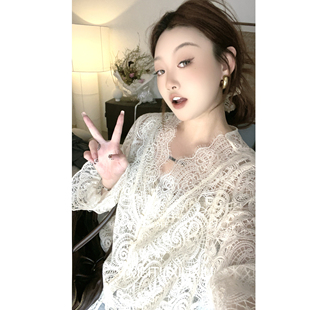 寻梦山茶花法式 复古宫廷风蕾丝拼接睫毛蕾丝v领衬衫 女气质打底衫