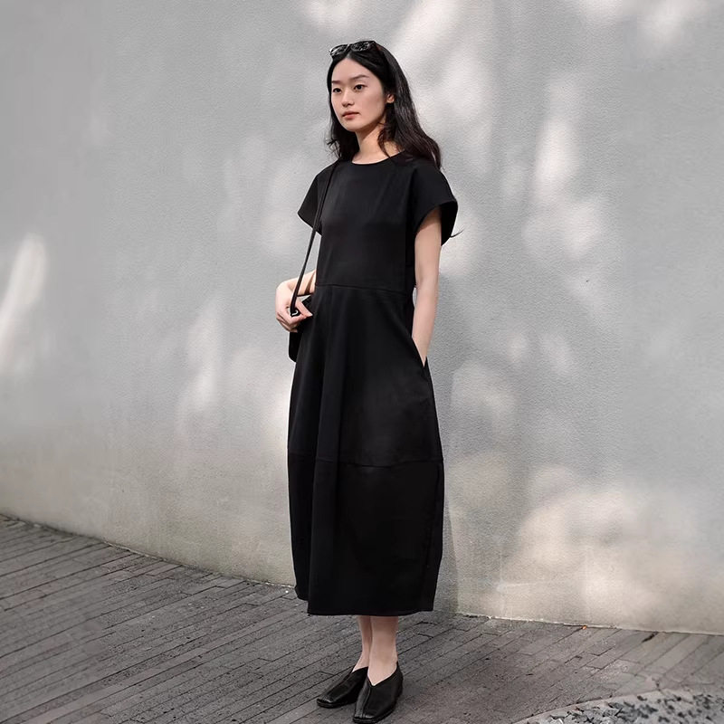 极简cosniu黑色连衣裙女2026春季新款收腰显瘦花苞裙休闲通勤长裙