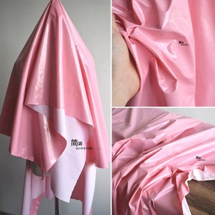 弹力镜面皮革布料麂皮加厚pu人造革软包羽绒服装手工粉色反光皮料