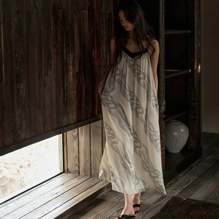 条纹热门同款黑白撞色连衣裙女纯欲风2025新款性感吊带睡裙V领