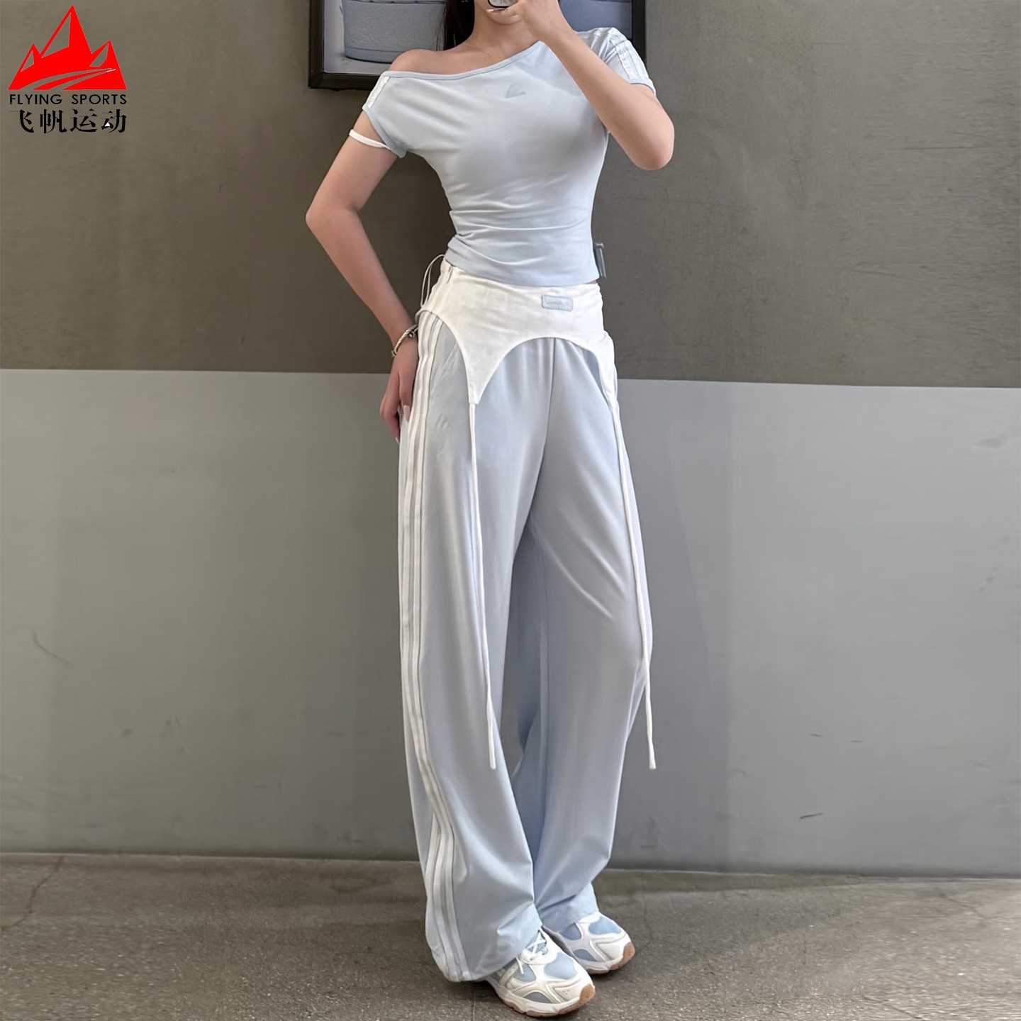 阿迪达斯女裤2026秋三条纹梭织速干宽松休闲运动长裤香蕉裤KZ4220