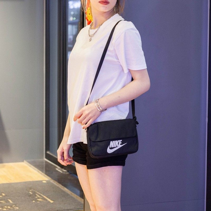 Nike耐克男女包2025春款黑色时尚收纳休闲斜挎包单肩包CW9300-010