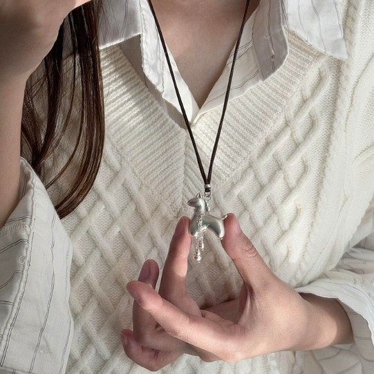 新中式立体小马驹钱币项链马年本命年轻奢小众设计棕色锁骨链礼物