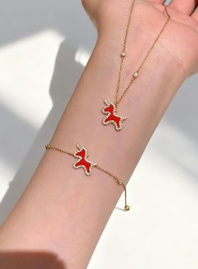 新款红玛瑙小马幸运手饰马上有钱满钻手链女高级感马年好运手饰