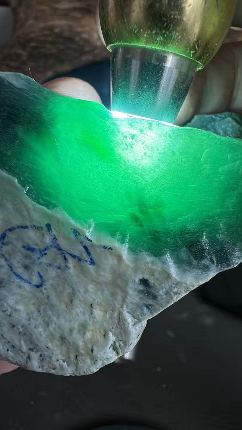 危地马拉翡翠原石开窗料，大面积开窗冰种微棉带飘花，种非常老