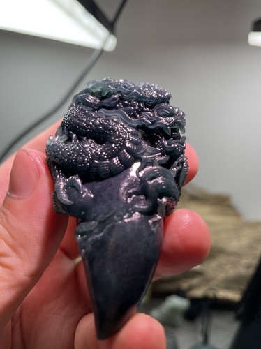 危地马拉翡翠精品龙牙吊坠，超精工重器工艺非常细腻，黑度好