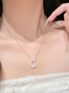 999足银蝴蝶白玉髓平安扣项链女
