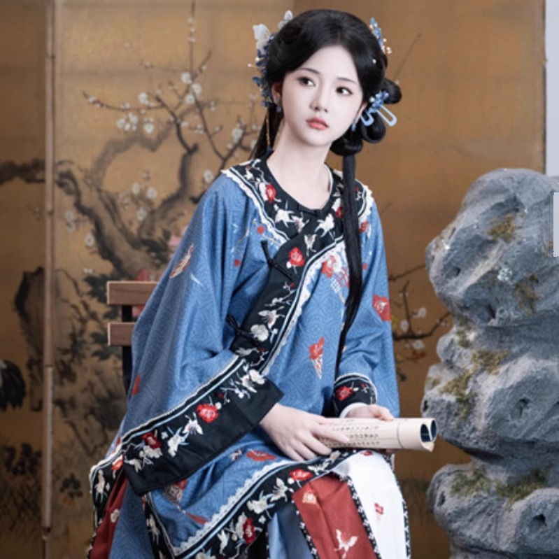 清汉女刺绣印花凤尾马面裙