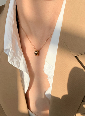 玫瑰金装饰项链女夏网红ins简约气质轻奢锁骨链饰品钛钢字母吊坠